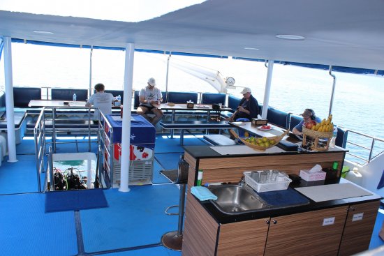 lomadivingkhaolak_06diningdeck.jpg