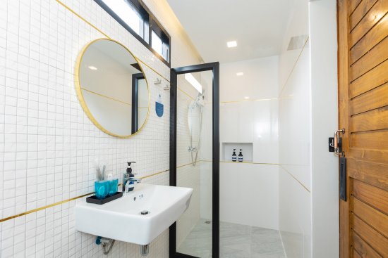 lomadivingkhaolak_15bshower.jpg